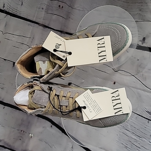 𝅺myra Camo Sneakers NWT - Picture 3 of 5